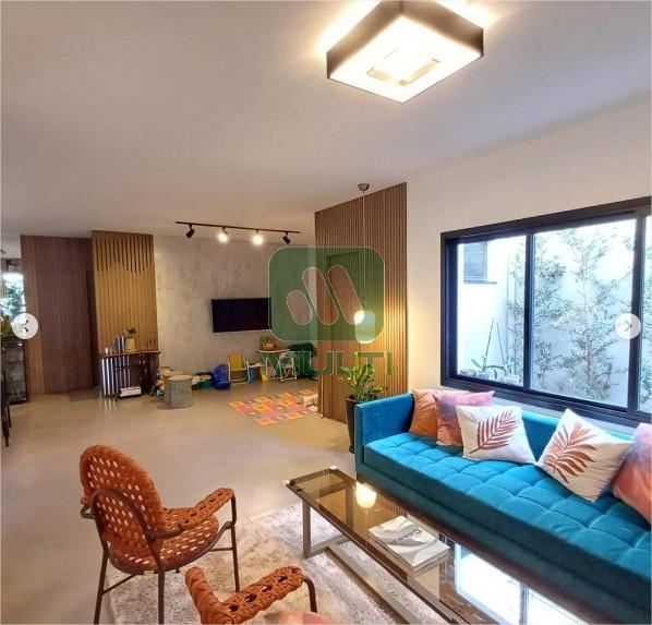 Casa à venda com 3 quartos, 232m² - Foto 1