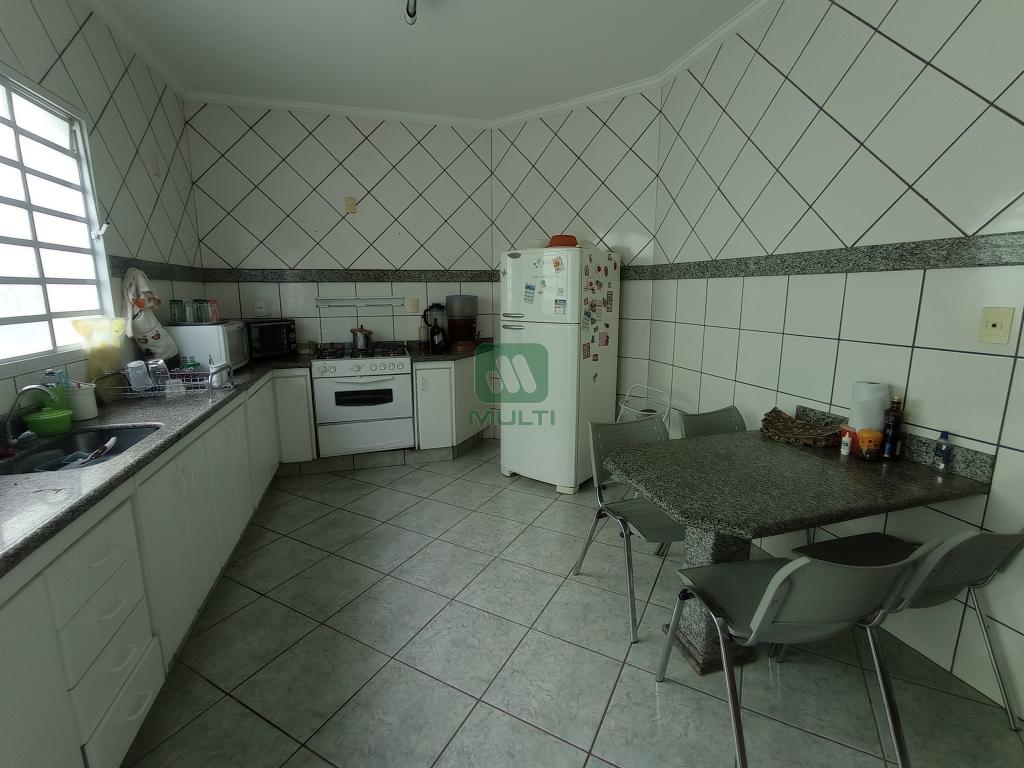 Casa à venda com 4 quartos, 330m² - Foto 1