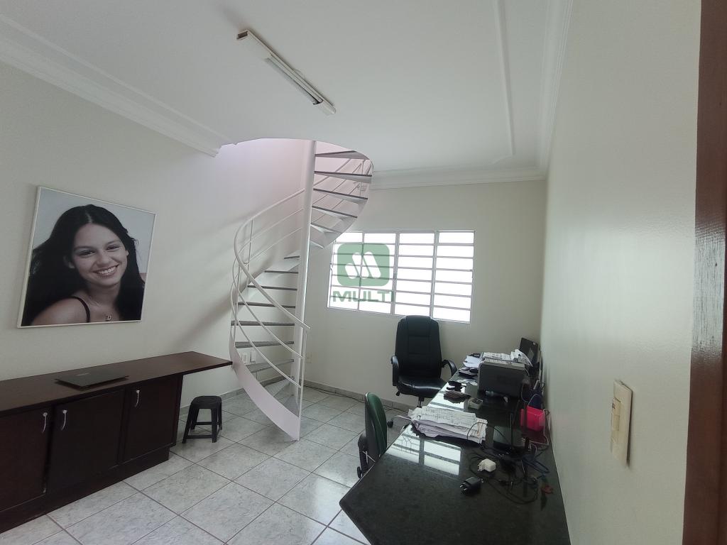 Casa à venda com 4 quartos, 330m² - Foto 2