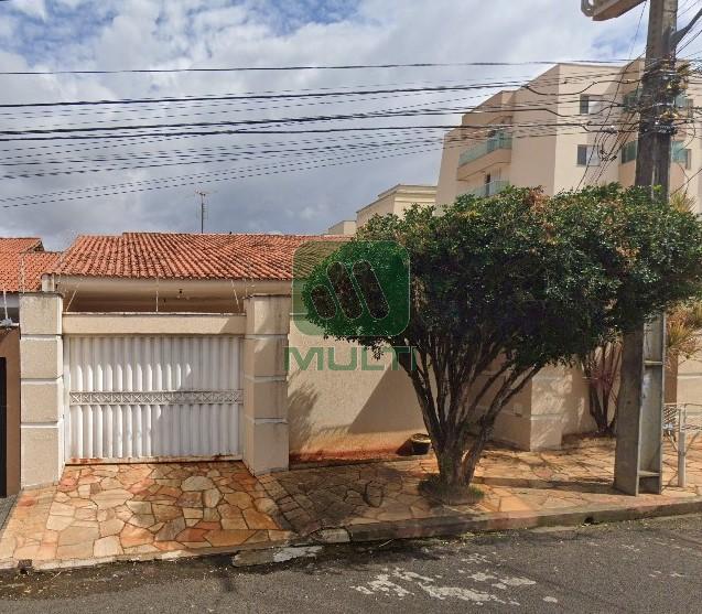 Casa à venda com 4 quartos, 223m² - Foto 1