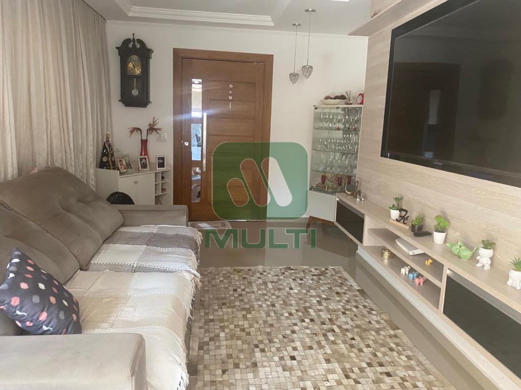 Casa à venda com 3 quartos, 440m² - Foto 2