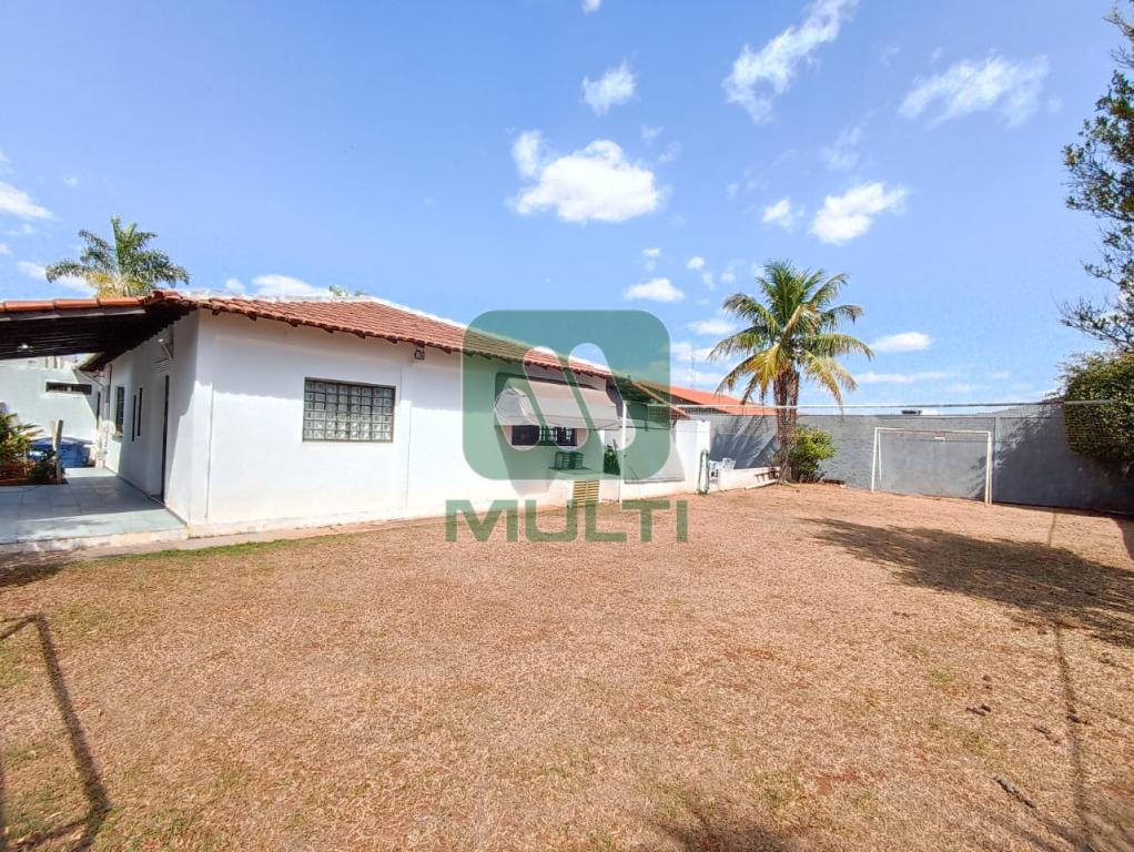 Casa à venda com 3 quartos, 309m² - Foto 2