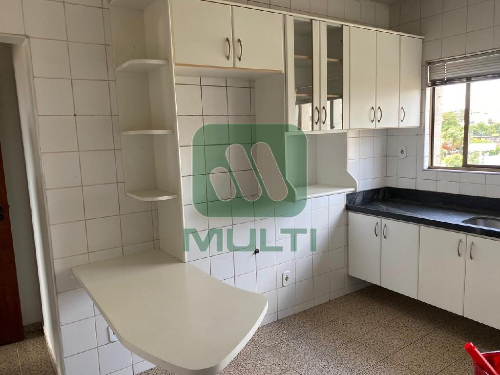 Apartamento à venda com 3 quartos, 130m² - Foto 2