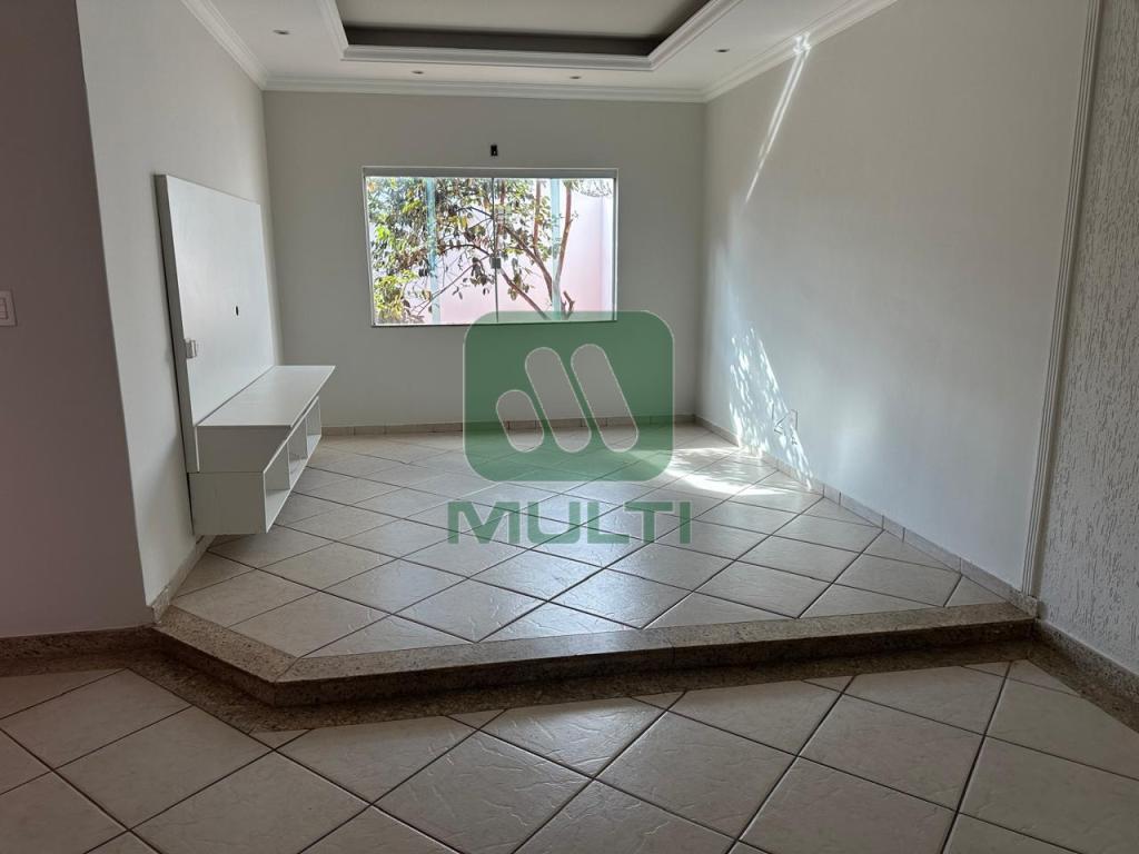 Casa à venda com 3 quartos, 258m² - Foto 1