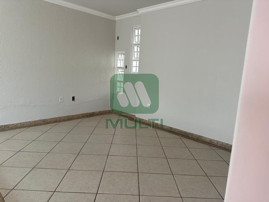 Casa à venda com 3 quartos, 258m² - Foto 2