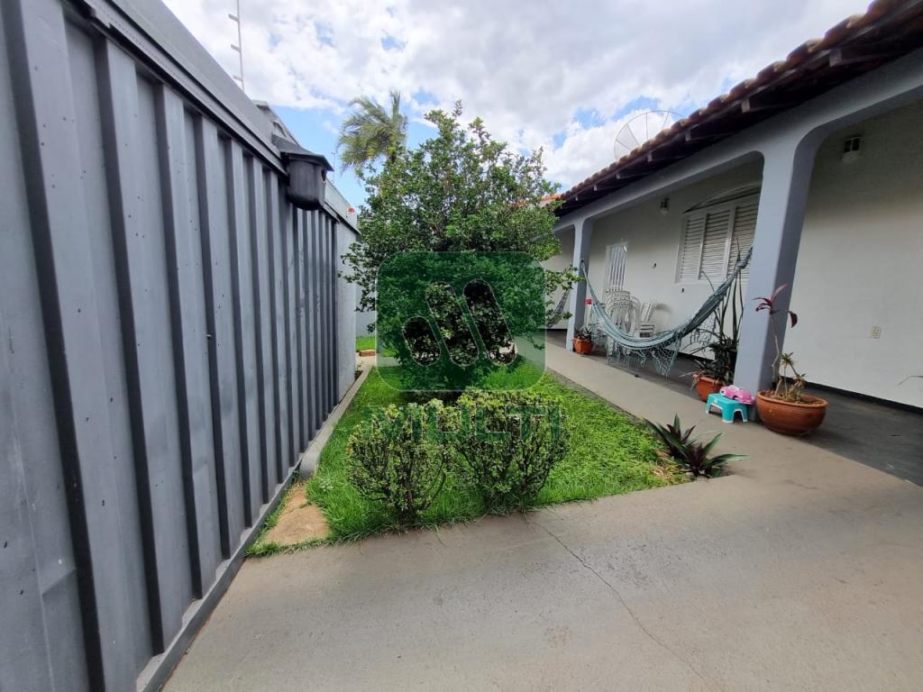 Casa à venda com 3 quartos, 200m² - Foto 1