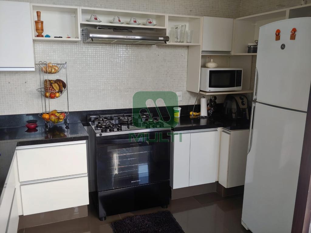 Apartamento à venda com 3 quartos, 166m² - Foto 2