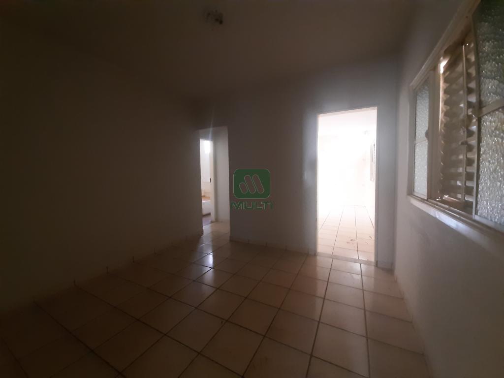 Casa à venda com 3 quartos, 220m² - Foto 2