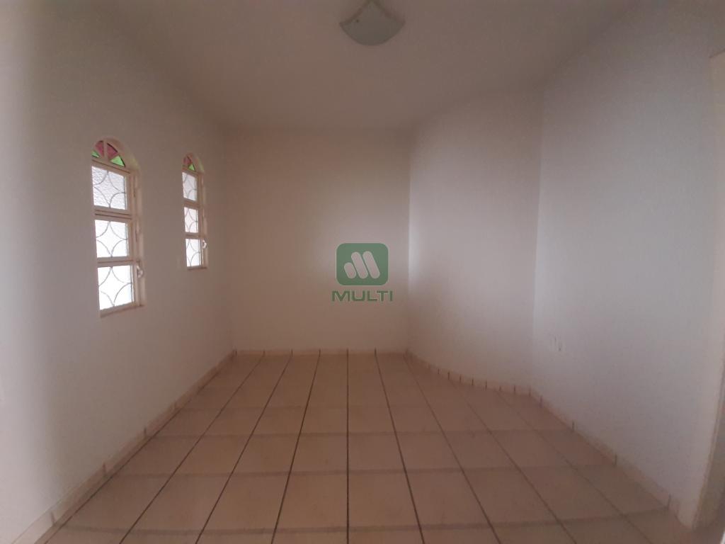 Casa à venda com 3 quartos, 220m² - Foto 3