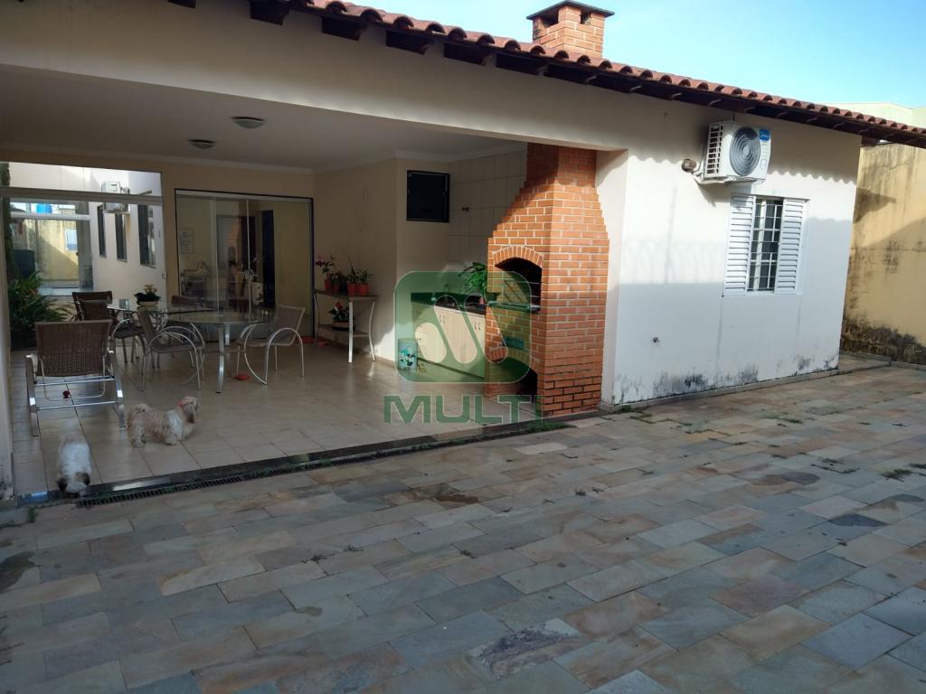 Casa à venda com 3 quartos, 172m² - Foto 1