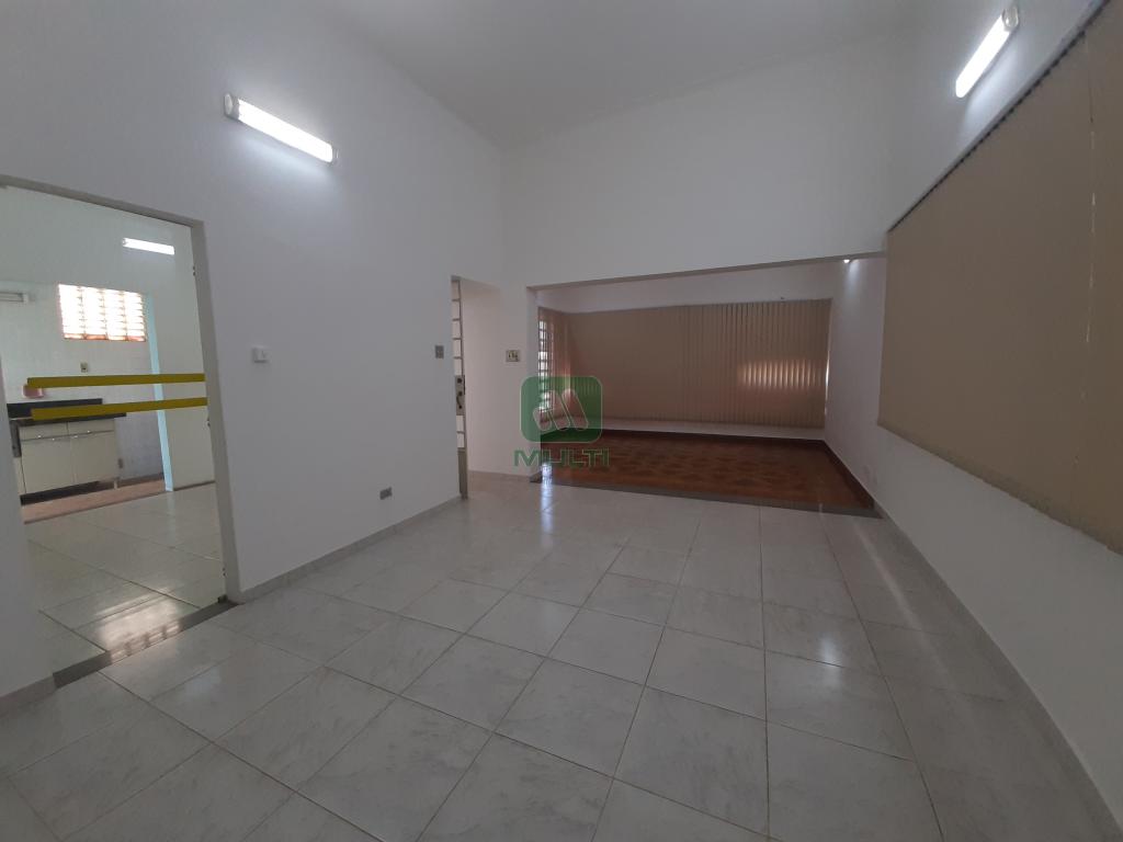 Casa à venda com 4 quartos, 550m² - Foto 2