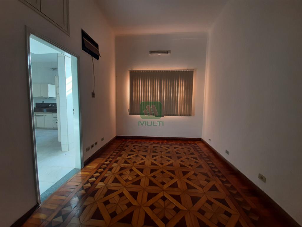 Casa à venda com 4 quartos, 550m² - Foto 11