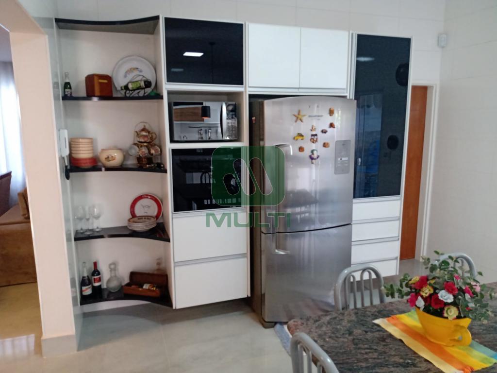 Casa à venda com 3 quartos, 300m² - Foto 8