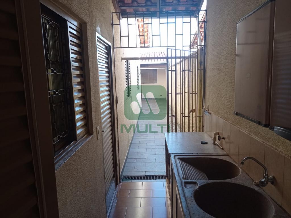 Casa à venda com 2 quartos, 170m² - Foto 2