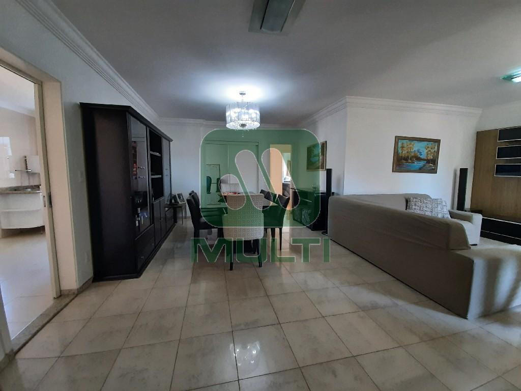 Apartamento à venda com 3 quartos, 140m² - Foto 2