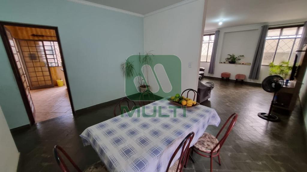 Casa à venda com 3 quartos, 280m² - Foto 2