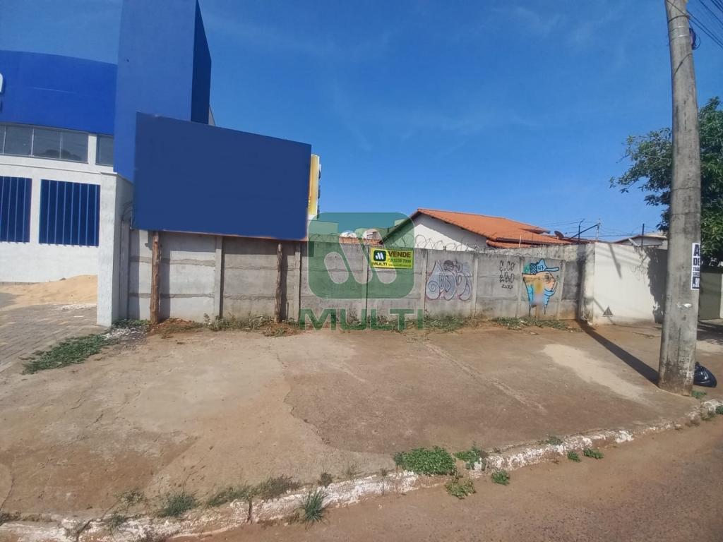 Terreno à venda com 1 quarto, 360m² - Foto 1