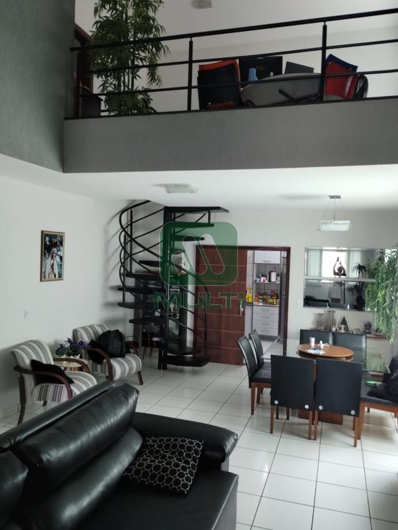 Casa de Condomínio à venda com 4 quartos, 275m² - Foto 2