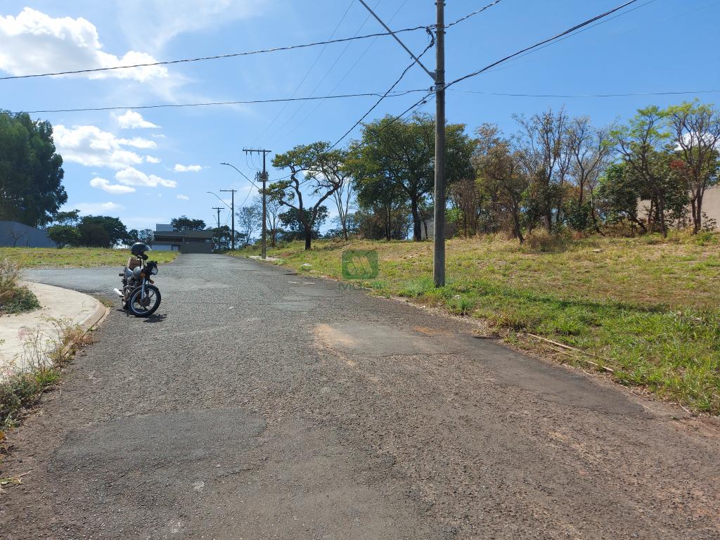 Terreno à venda com 1 quarto, 360m² - Foto 3