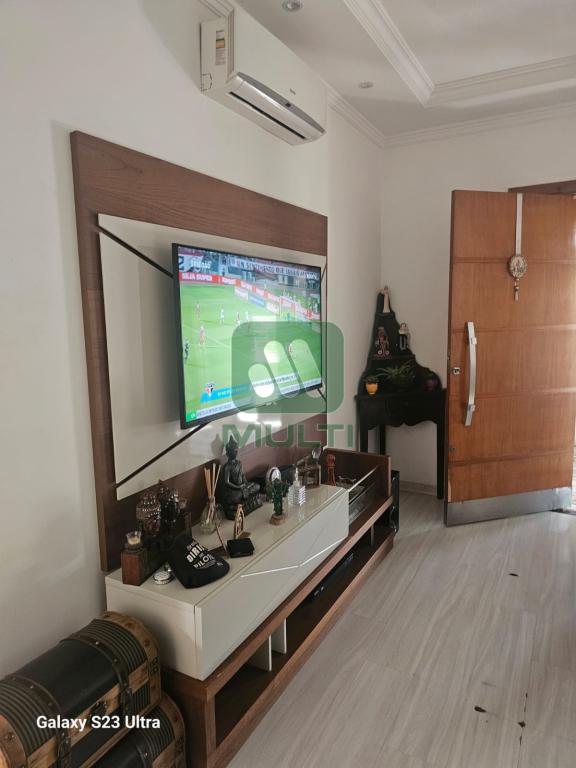 Casa à venda com 3 quartos, 200m² - Foto 2