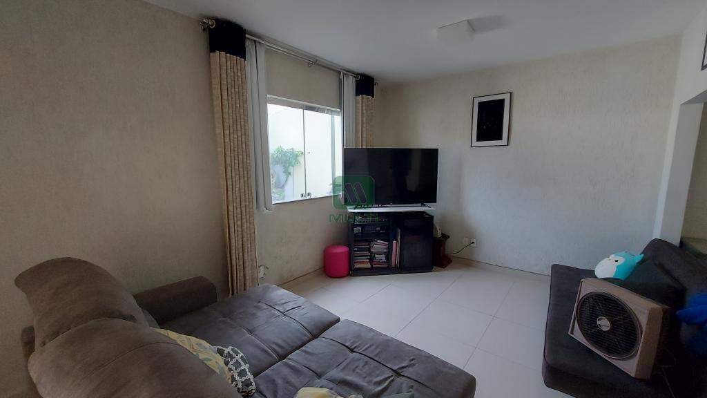 Casa à venda com 3 quartos, 201m² - Foto 1