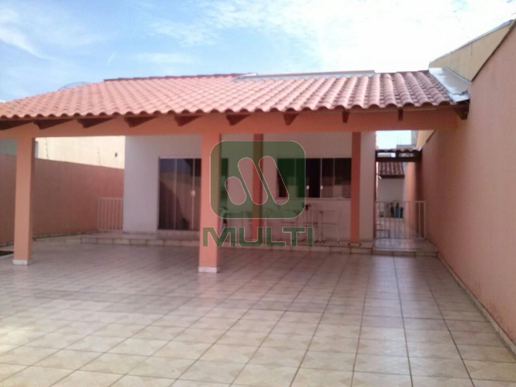 Casa à venda com 3 quartos, 137m² - Foto 1