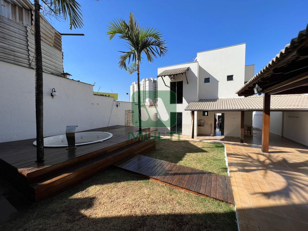 Casa à venda com 3 quartos, 151m² - Foto 1