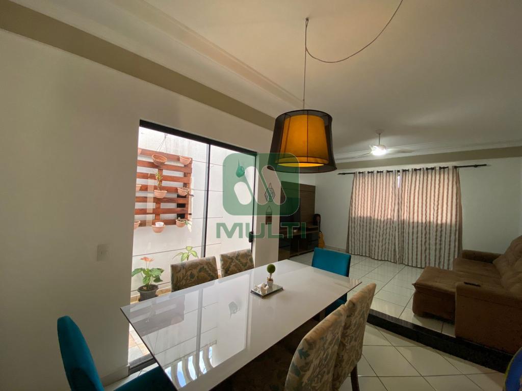 Casa à venda com 3 quartos, 190m² - Foto 1