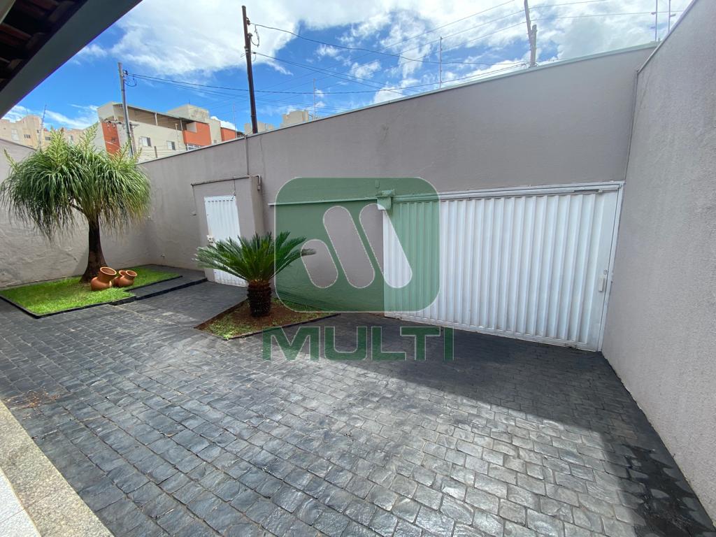 Casa à venda com 3 quartos, 187m² - Foto 1