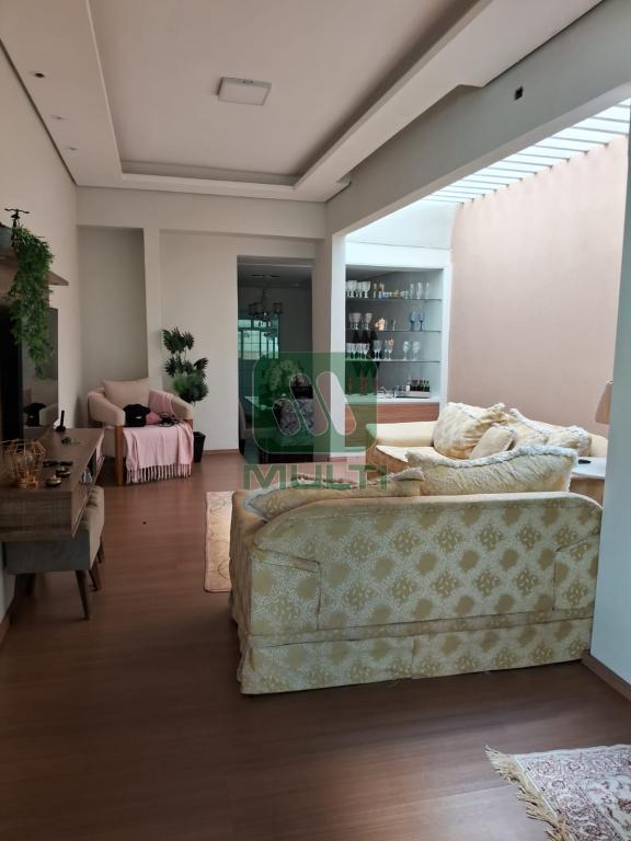 Casa à venda com 3 quartos, 200m² - Foto 1