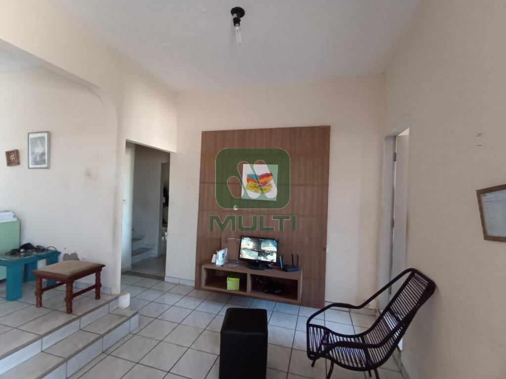 Casa à venda com 3 quartos, 290m² - Foto 2