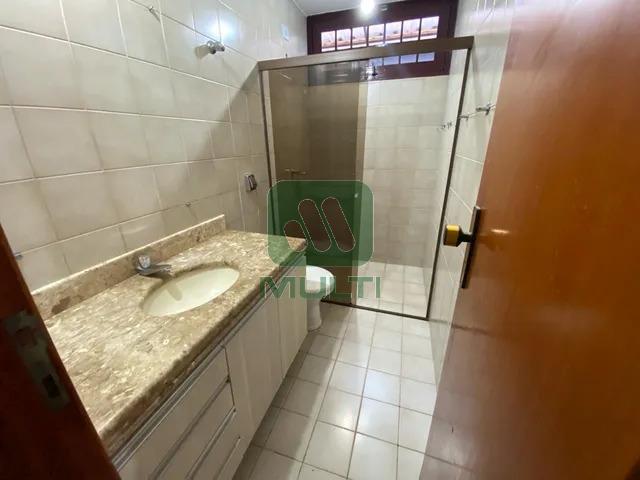 Casa à venda com 3 quartos, 210m² - Foto 2