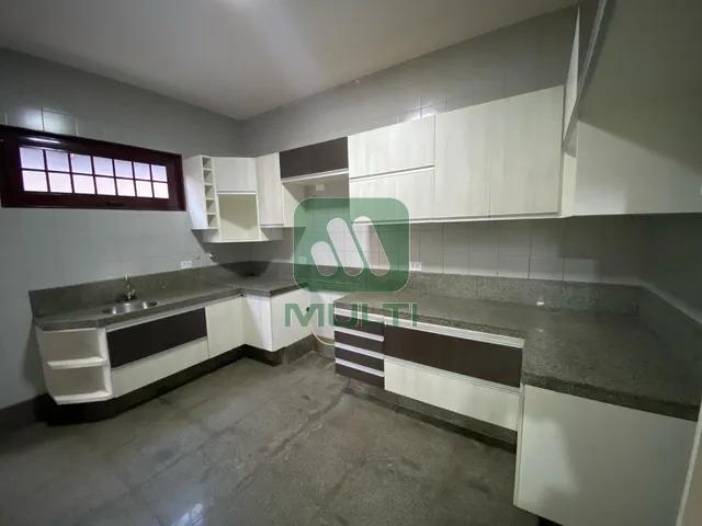 Casa à venda com 3 quartos, 210m² - Foto 4