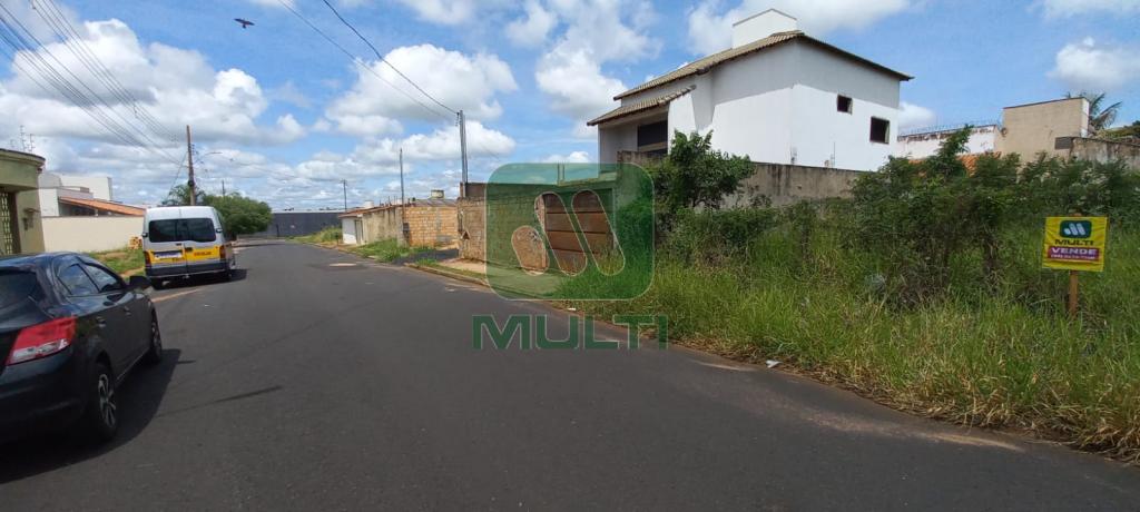 Terreno à venda com 1 quarto, 300m² - Foto 1