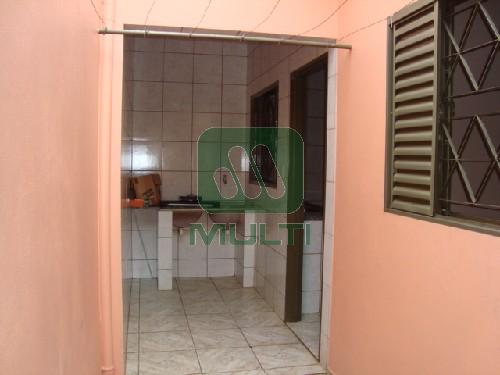 Casa à venda com 2 quartos, 70m² - Foto 2