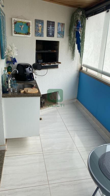 Apartamento à venda com 3 quartos, 130m² - Foto 1