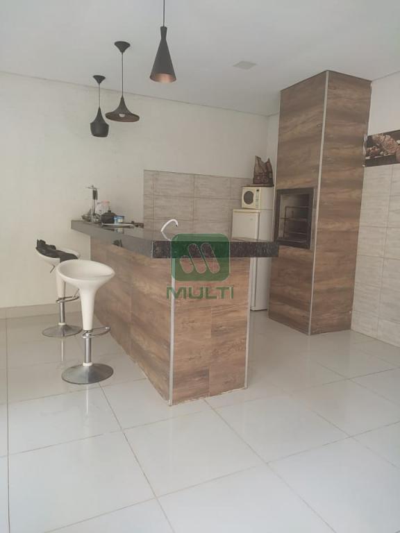 Casa à venda com 2 quartos, 180m² - Foto 1