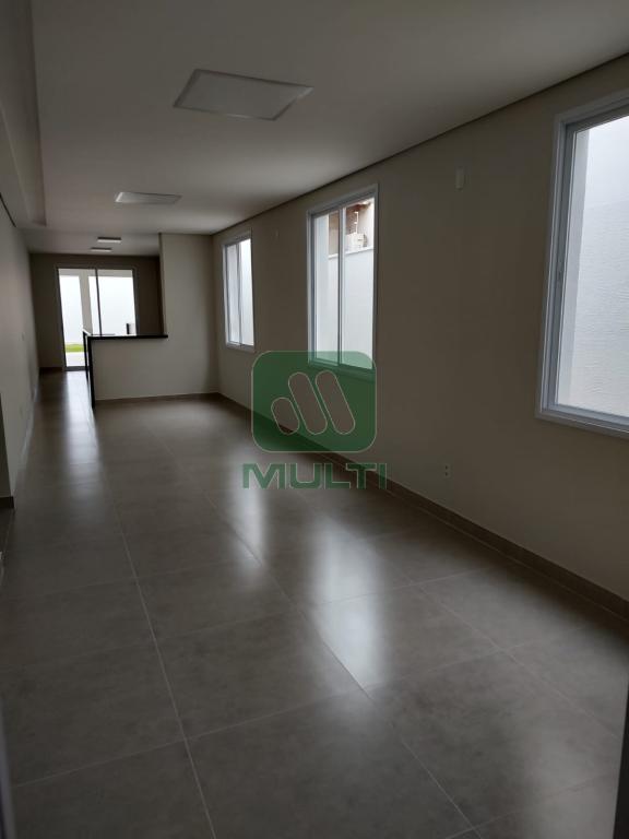 Casa à venda com 4 quartos, 210m² - Foto 2