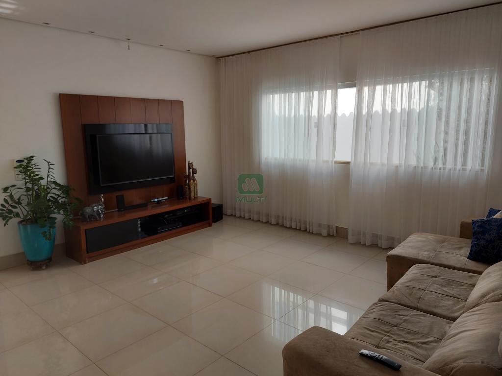 Casa à venda com 3 quartos, 209m² - Foto 2