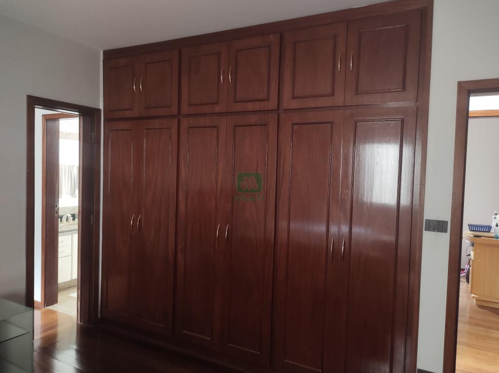 Casa à venda com 3 quartos, 269m² - Foto 11