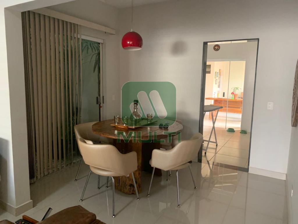 Casa à venda com 3 quartos, 180m² - Foto 4