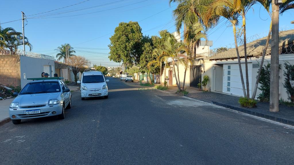 Terreno à venda com 1 quarto, 300m² - Foto 1