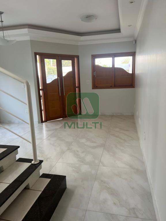 Casa à venda com 3 quartos, 250m² - Foto 1