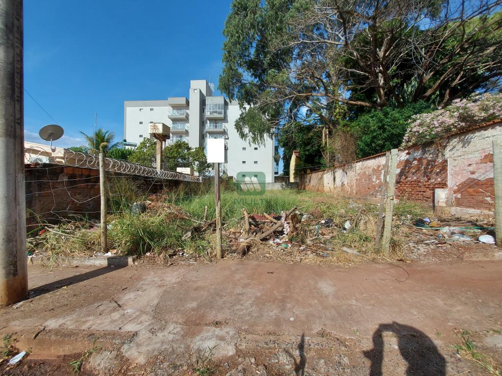 Terreno à venda com 1 quarto, 432m² - Foto 1