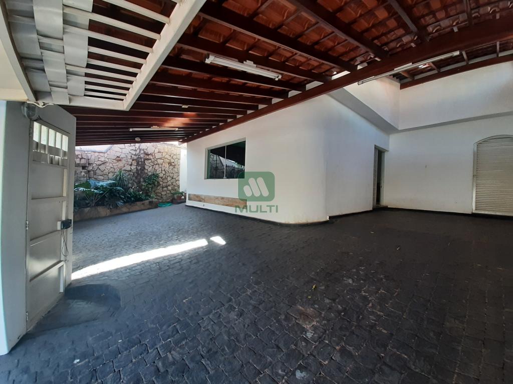 Casa à venda com 6 quartos, 297m² - Foto 1