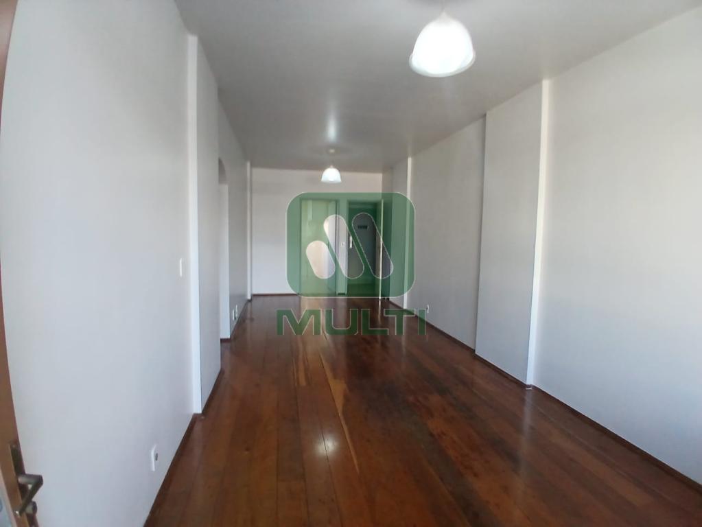 Apartamento à venda com 2 quartos, 70m² - Foto 3