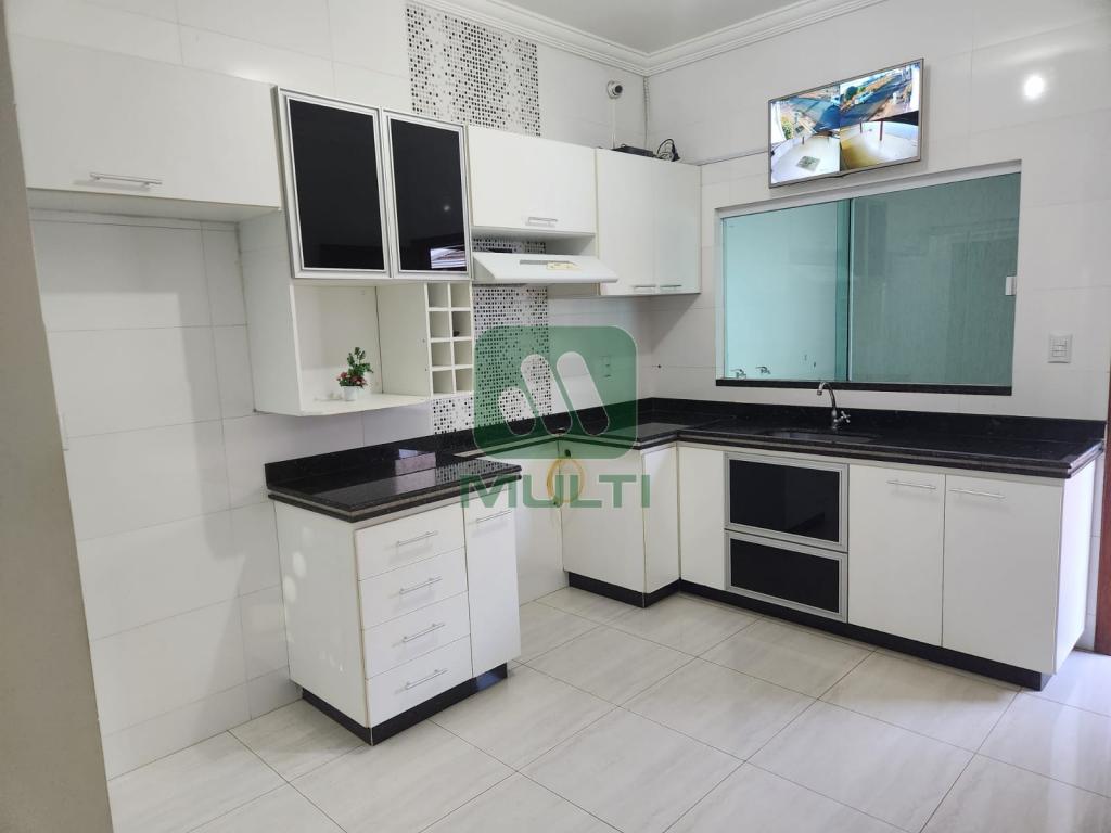 Casa à venda com 2 quartos, 190m² - Foto 4