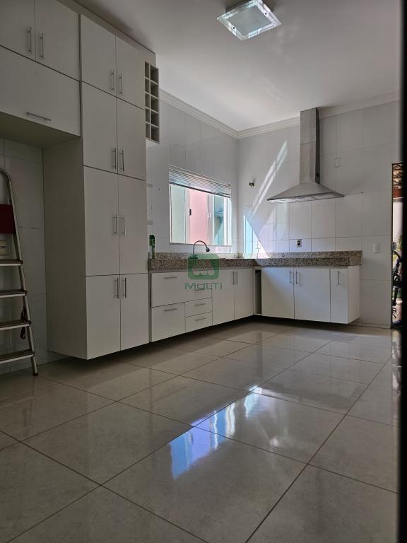 Casa à venda com 3 quartos, 200m² - Foto 3