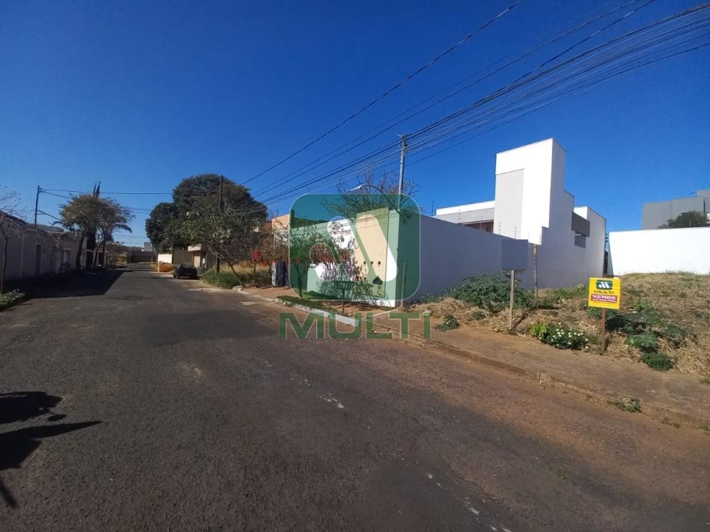 Terreno à venda com 1 quarto, 300m² - Foto 2