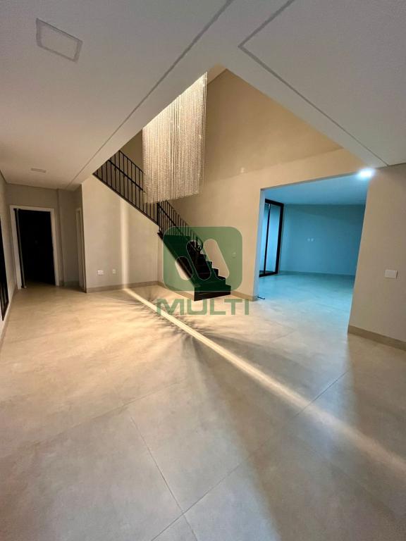 Casa de Condomínio à venda com 4 quartos, 303m² - Foto 1